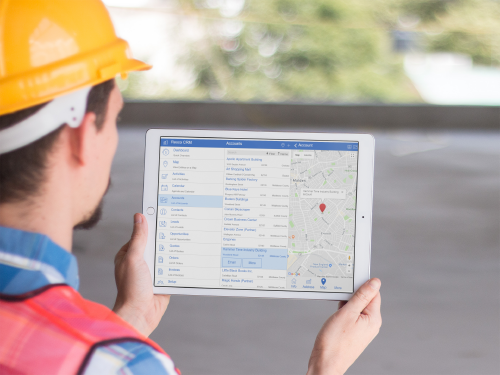 Engineer using Resco CRM solution on an iPad while on a client site